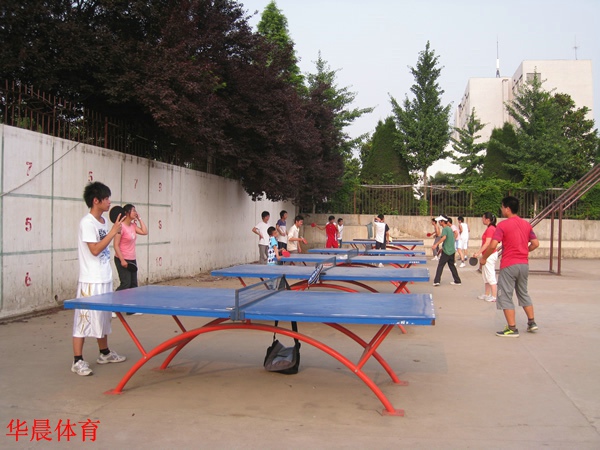 操场室外乒乓球台
